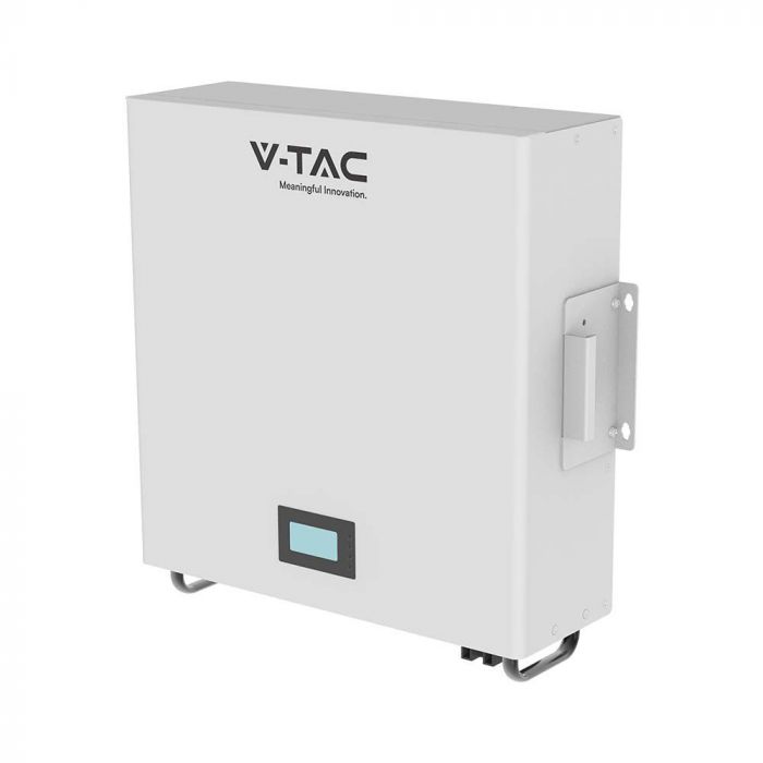 11526-p1 Bateria V-TAC 5,12 kWh, concepută pentru montare pe perete și care amintește de un invertoare Huawei, are un ecran mic de afișare și include un suport de montare. Este surprins cu talent într-un unghi.