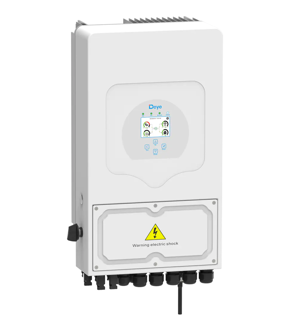 2 Invertor White Deye cu afișaj digital și mai multe porturi de conectare. Un semn de avertizare indică riscul de electrocutare pe dispozitiv.