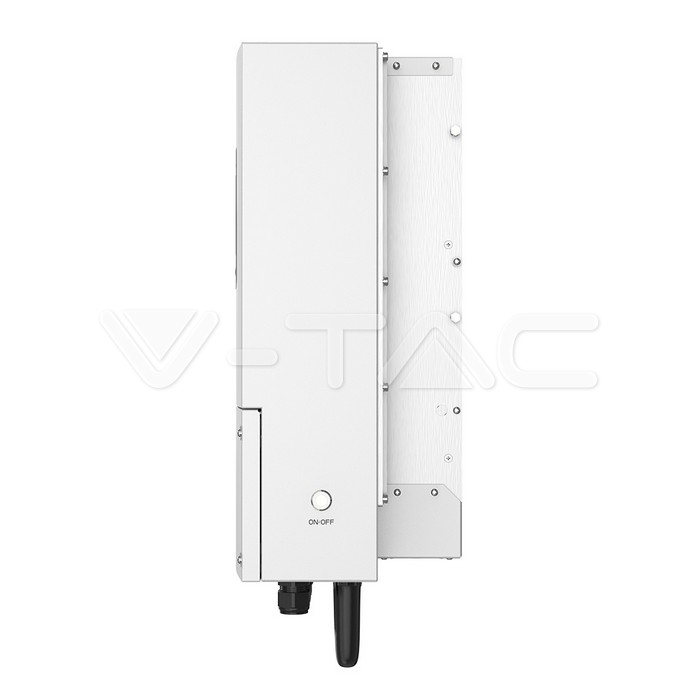 12223-3 Un invertor alb dreptunghiular Solis Hibrid 6kWh S6-EH1P6K-L-PLUS Monofazat cu un buton pornit/oprit și o antenă, montat vertical pe un fundal simplu.
