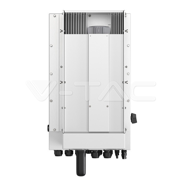 12223-6 Un invertor alb Solis Hibrid 6kWh S6-EH1P6K-L-PLUS Monofazat cu panouri verticale, aripioare de răcire și mai multe porturi de conectare în partea de jos.