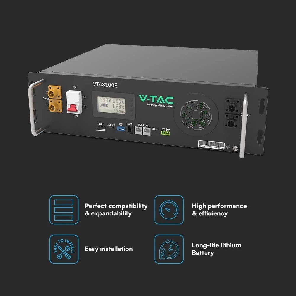 11377 (2) Dispozitiv Acumulator V-TAC de 5,12 kWh, proiectat pentru instalare în rack și cu un afișaj și conectori, așa cum se arată mai sus pictogramele care ilustrează caracteristicile sale: compatibilitate, performanță, instalare ușoară și baterie cu litiu de lungă durată cu 6000 de cicluri.