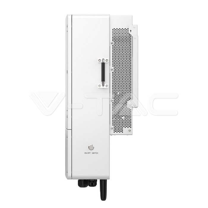 12228-4 Un Invertor Solis Hibrid 12kWh S6-EH3P12K02-NV-YD-L Trifazat Low Voltage în alb, conceput pentru utilizare în aer liber, cu orificii de ventilație și un comutator „ON/OFF” situat în partea de jos.